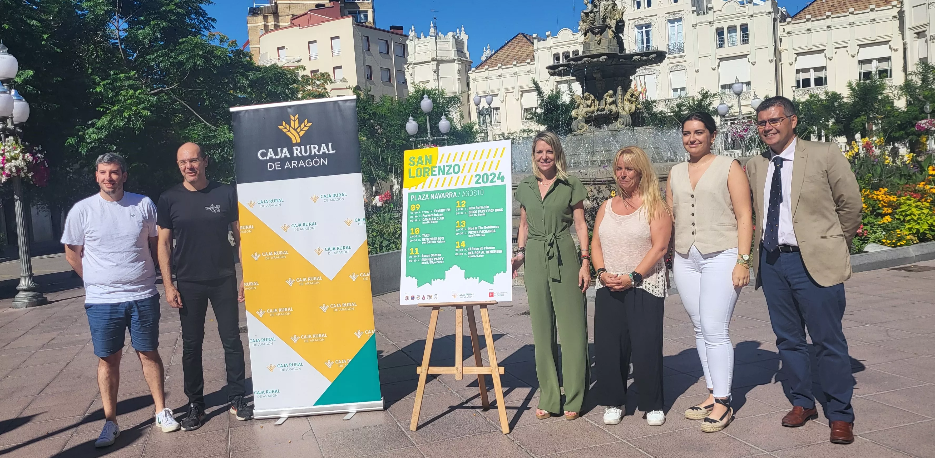 Representantes de las peñas, Nuria Mur y Jesús Uriol en la presentación de la programación de San Lorenzo en la plaza de Navarra.