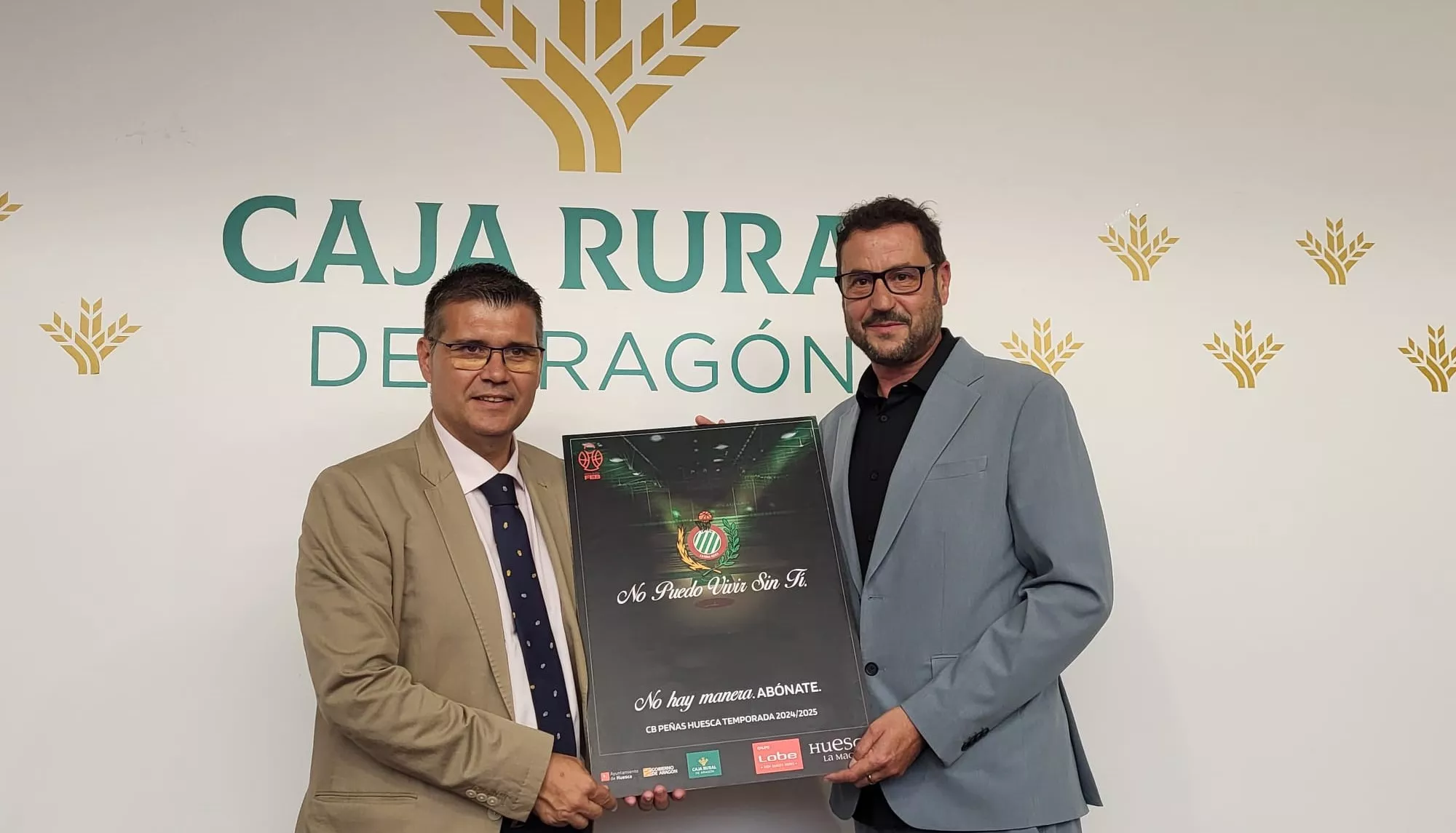 Jesús Uriol, director provincial de Caja Rural, y Fernando Lascorz, presidente de Lobe Huesca, en la presentación de la Campaña de Abonados. Foto: Adrián Mora