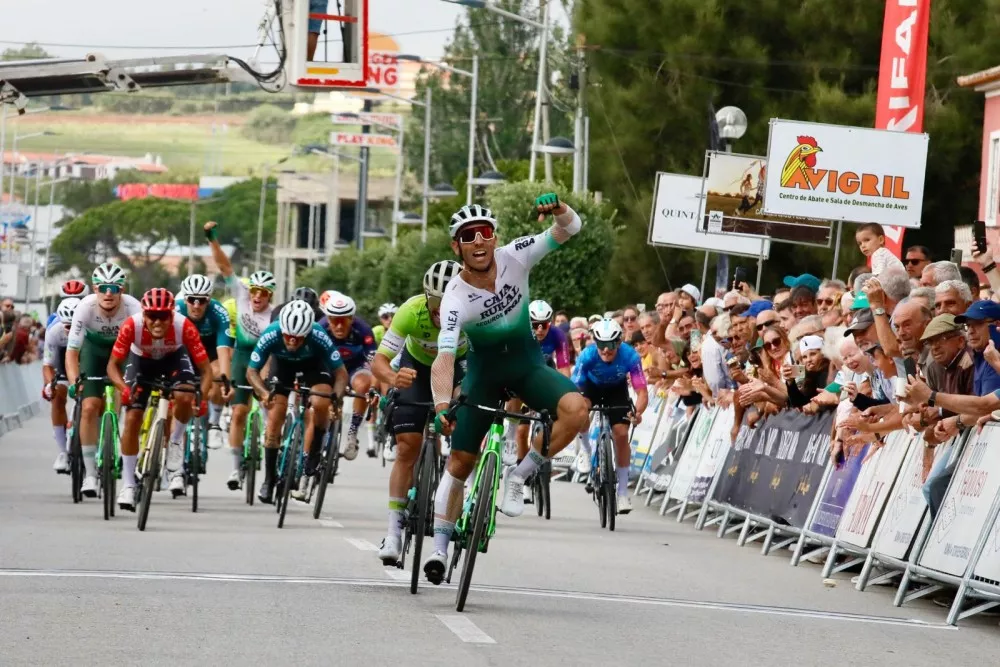 David González levanta el brazo tras ganar en Portugal. 