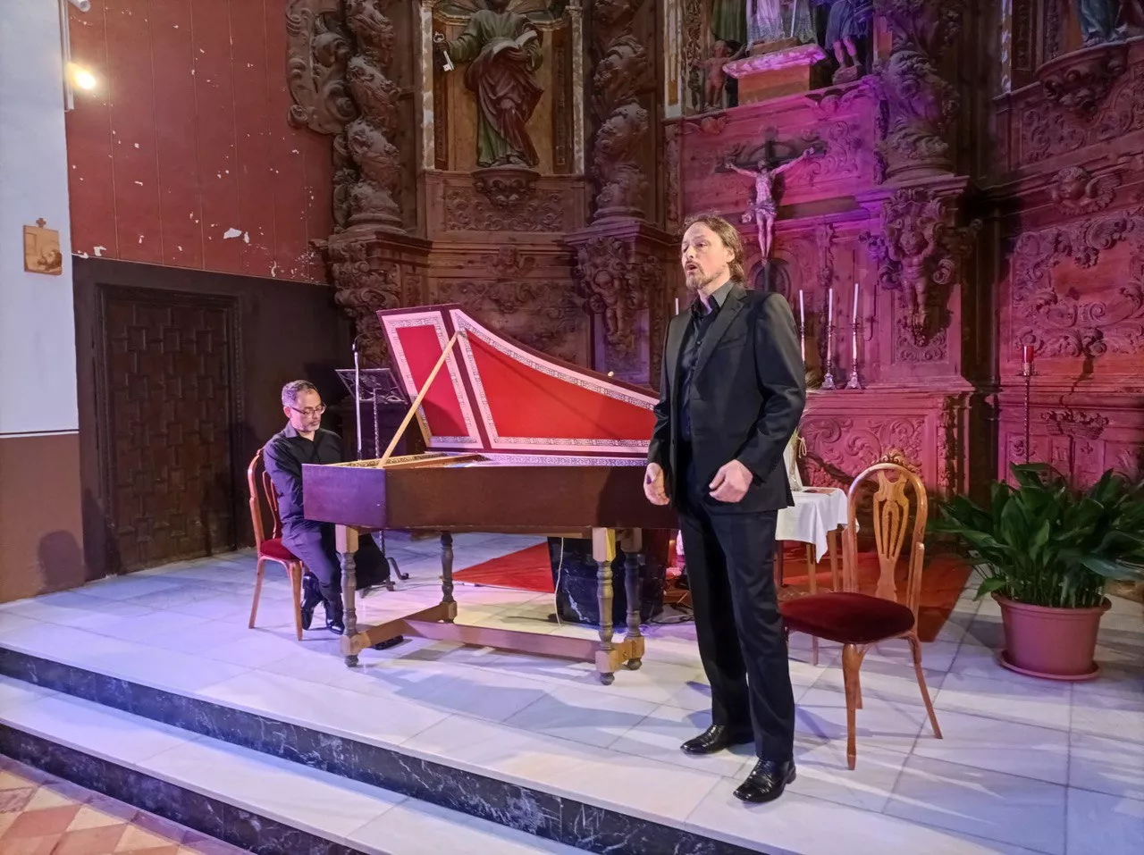 José Hernández Pastor e Ignasi Jordá, en la iglesia de Esquedas