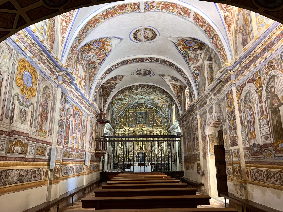 Interior del santuario de Nuestra Señora de Casbas.