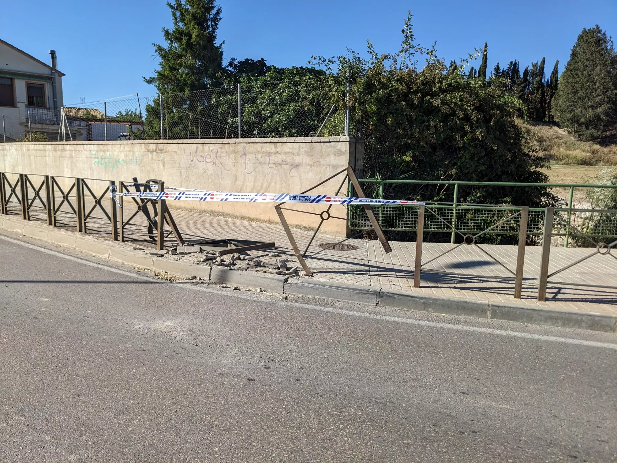 En el accidente se produjeron daños en dos vallas protectoras en el paseo Lucas Mallada.