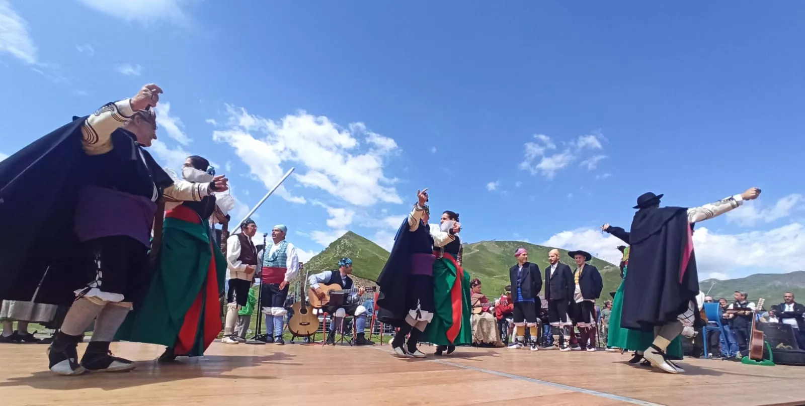 La Agrupación Folklórica Santa Cecilia en el Tour de Francia 