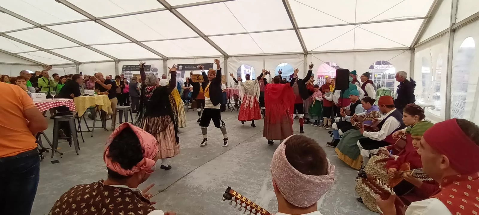 La Agrupación Folklórica Santa Cecilia en el Tour de Francia 