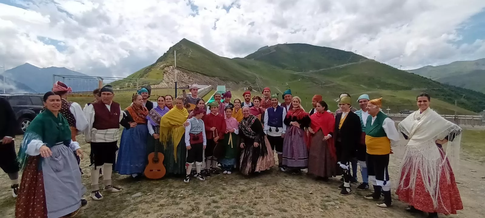 La Agrupación Folklórica Santa Cecilia en el Tour de Francia 