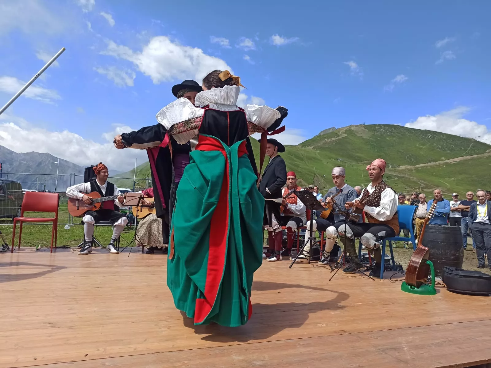 La Agrupación Folklórica Santa Cecilia en el Tour de Francia 