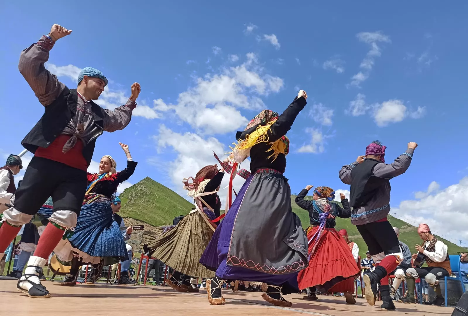 La Agrupación Folklórica Santa Cecilia en el Tour de Francia 