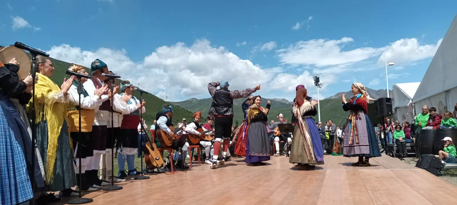 La Agrupación Folklórica Santa Cecilia en el Tour de Francia 