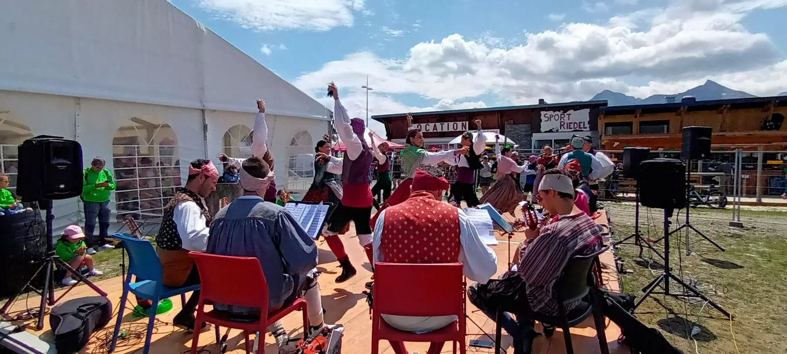 La Agrupación Folklórica Santa Cecilia en el Tour de Francia 