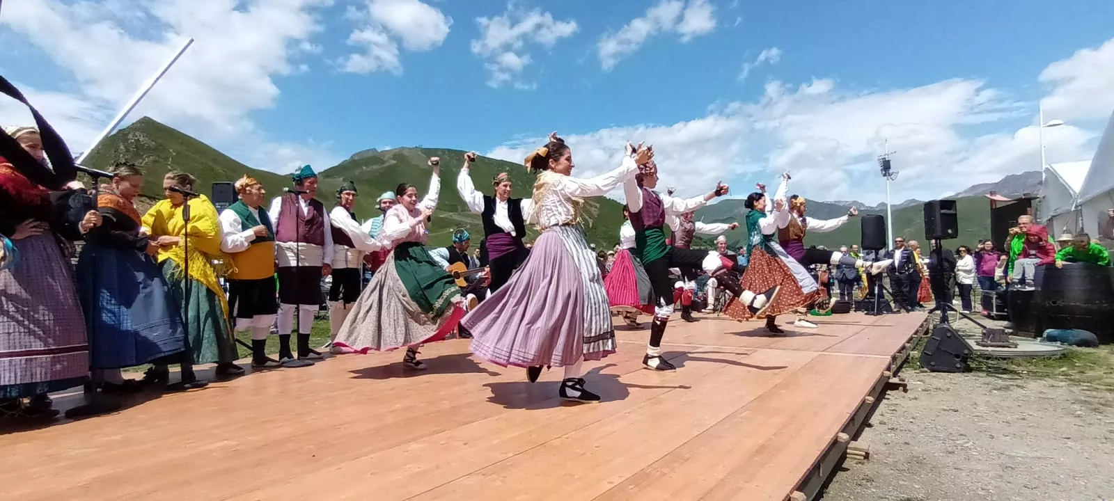 La Agrupación Folklórica Santa Cecilia en el Tour de Francia 