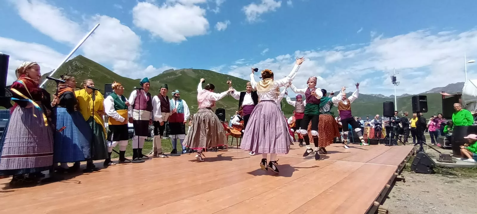 La Agrupación Folklórica Santa Cecilia en el Tour de Francia 