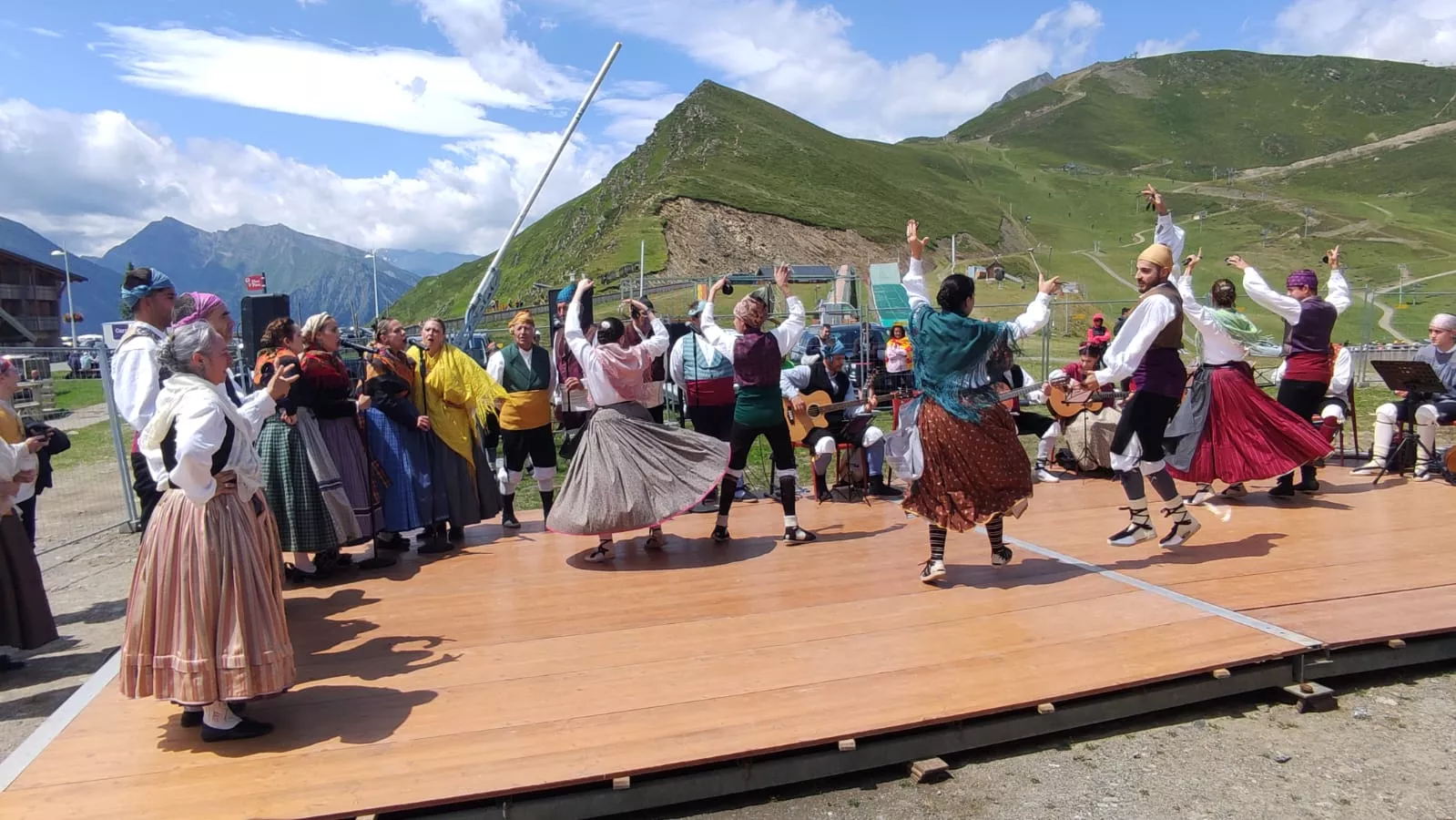 La Agrupación Folklórica Santa Cecilia en el Tour de Francia 