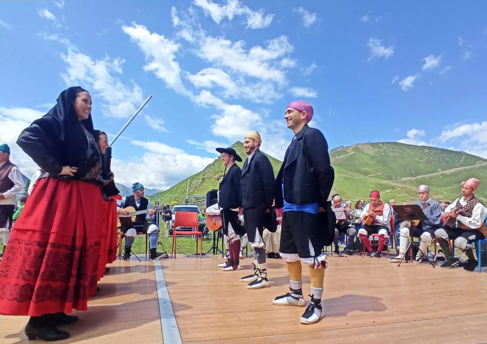La Agrupación Folklórica Santa Cecilia en el Tour de Francia 