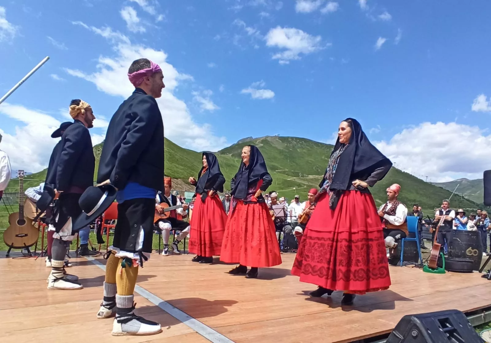 La Agrupación Folklórica Santa Cecilia en el Tour de Francia 