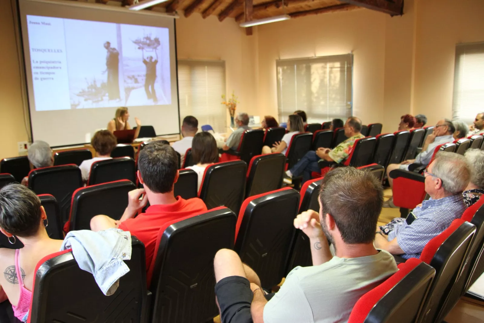 Charla de Joana Masó en Sariñena. Foto Carlos Neofato 