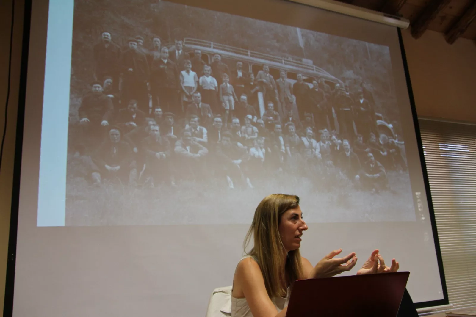 Charla de Joana Masó en Sariñena. Foto Carlos Neofato 