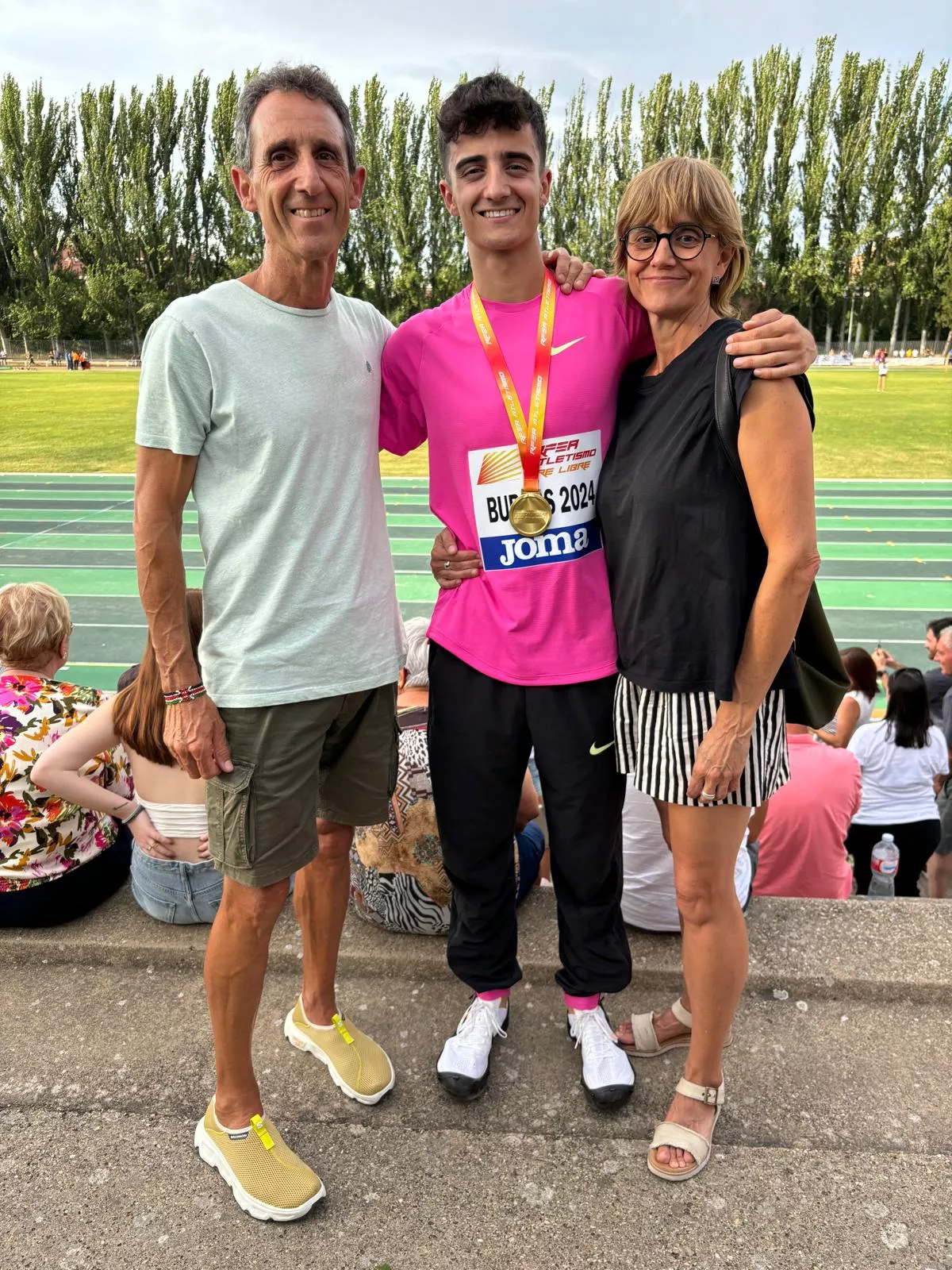 Pol Oriach con sus padres, Carlos y Elena