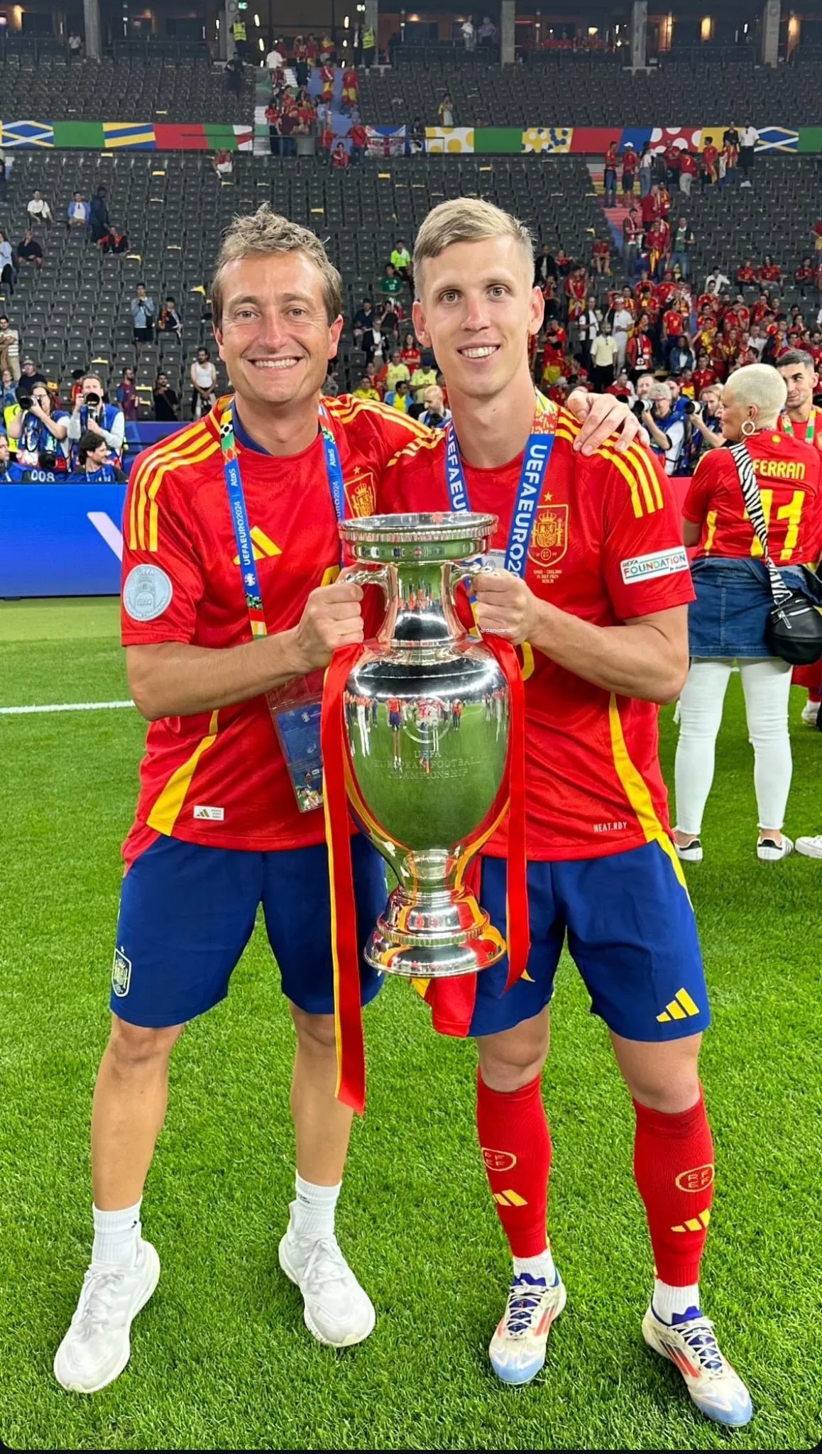 Javier Alfaro y Dani Olmo con la Copa de Europa