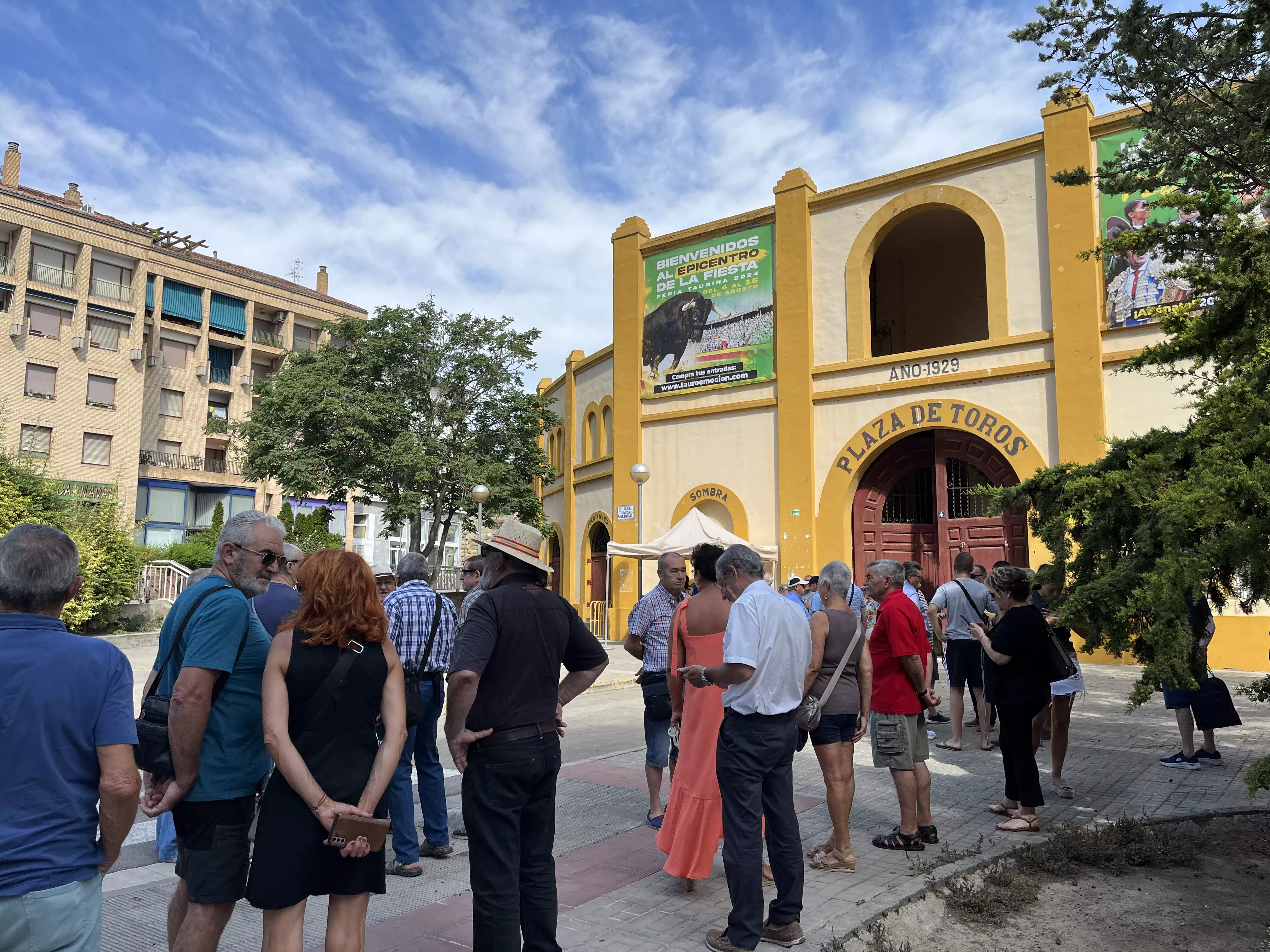 Decenas de personas se han acercado este lunes por la mañana a la Plaza de Toros para renovar su abono. Foto: Adrián Mora