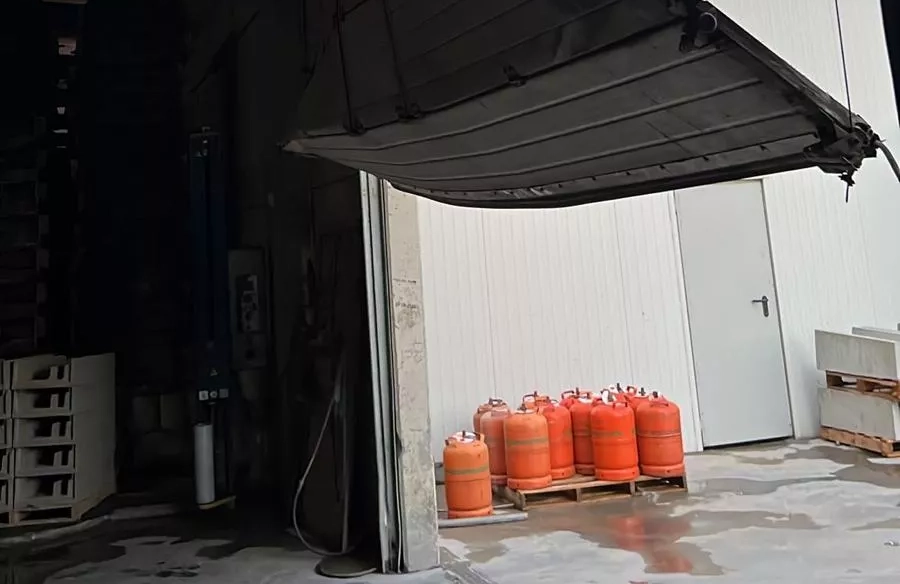 Portalón de Componentes de Hormigón Prefabricados zarandeado por el viento.