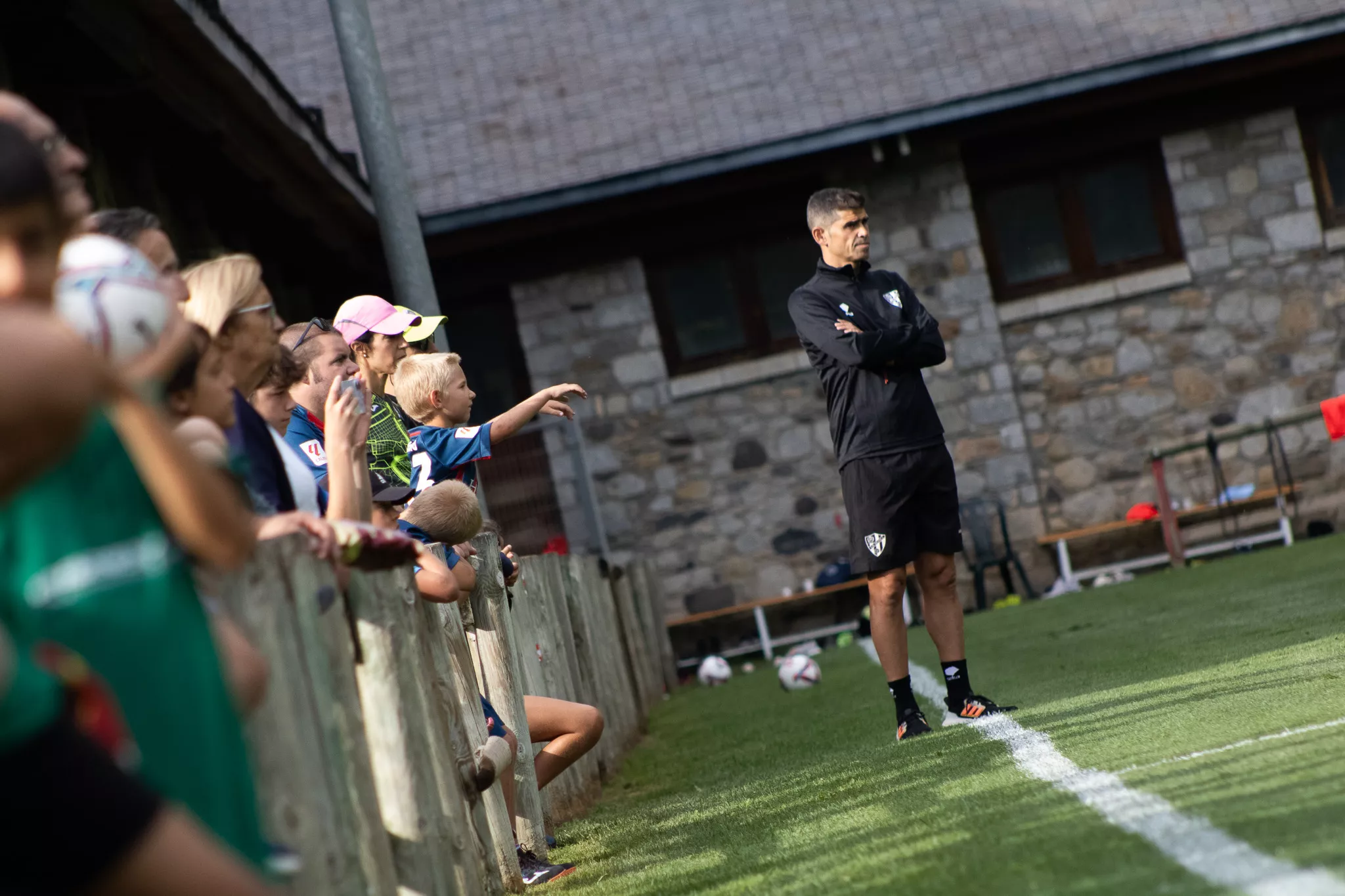 Antonio Hidalgo, entrenador del Huesca, dirige una sesión en Benasque. Foto: SDH
