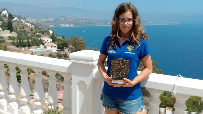 Laura Gimeno, en Salobreña con el trofeo. Laura Gimeno, en Salobreña con el trofeo.