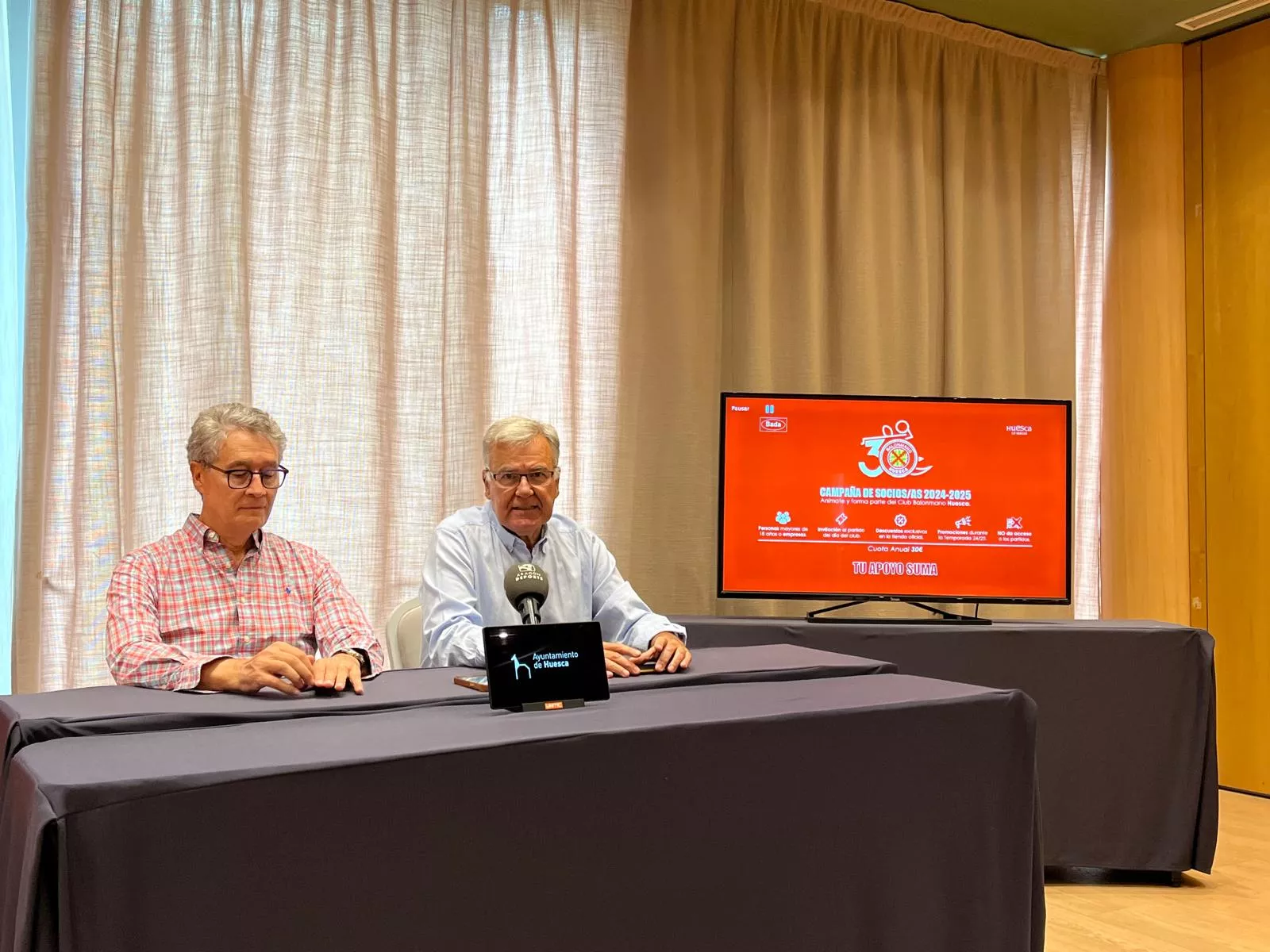 Giné y Udina presentan la campaña de socios de Bada Huesca. Foto: Adrián Mora