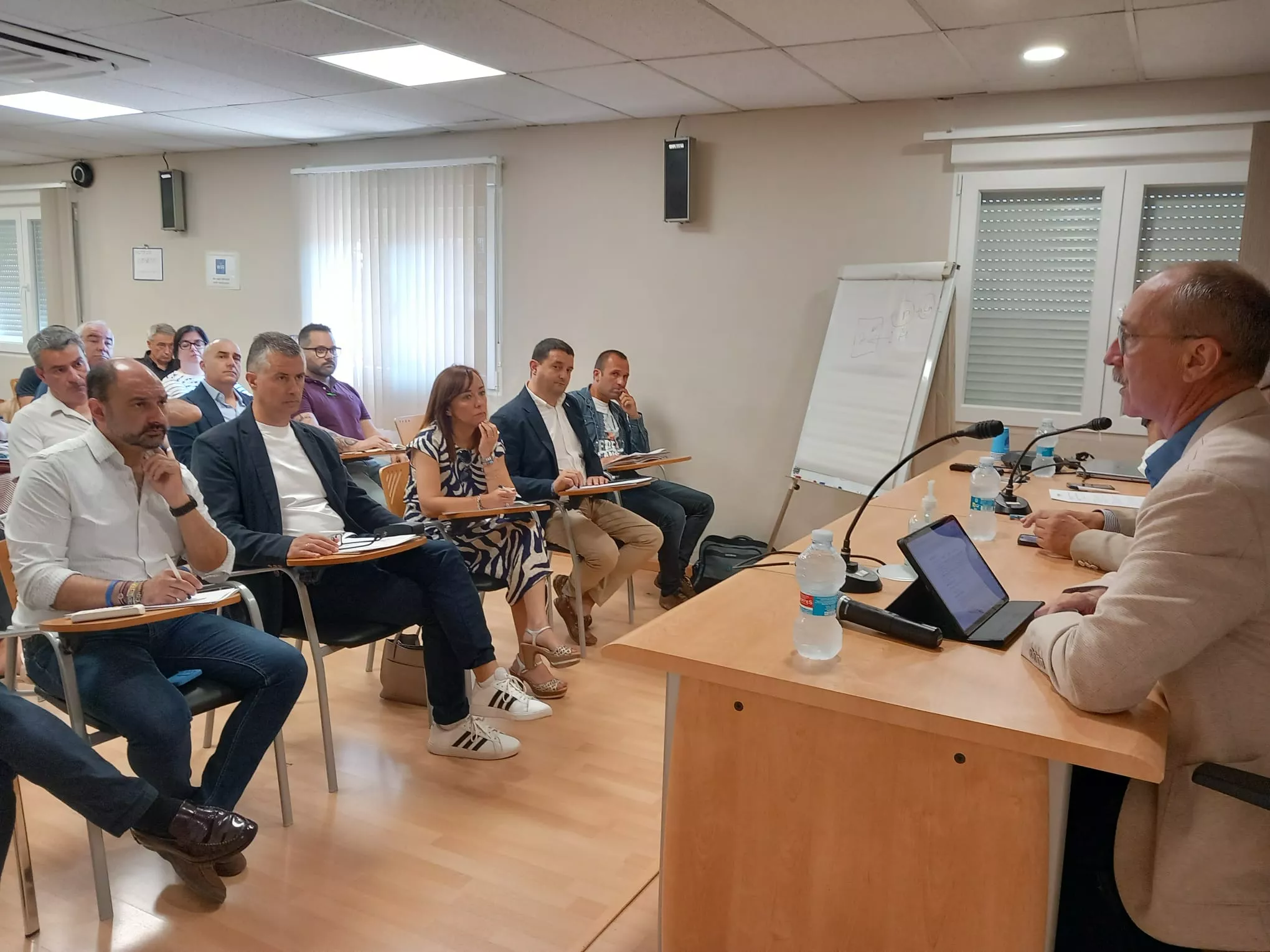El director general de Interior y Emergencias, en la FAMCP, donde se ha abordado la convocatoria única para policías locales.