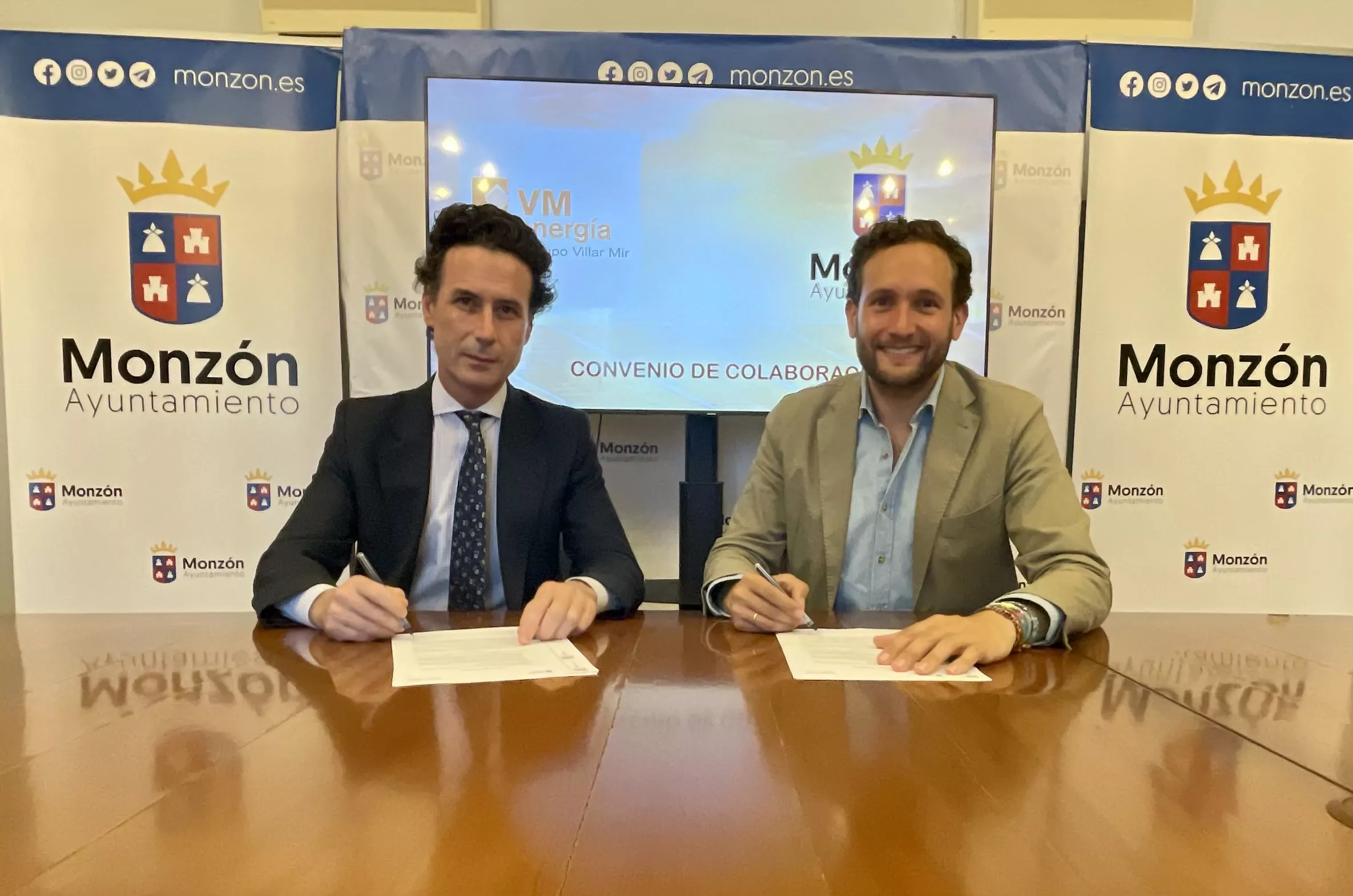 Firma del convenio entre Isaac Claver y Diego Codesido