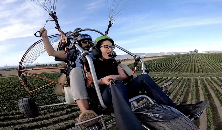 Sommos ofrece una novedosa experiencia enoturistica que permite sobrevolar sus viñedos en un paramotor. Sommos ofrece una novedosa experiencia enoturistica que permite sobrevolar sus viñedos en un paramotor.