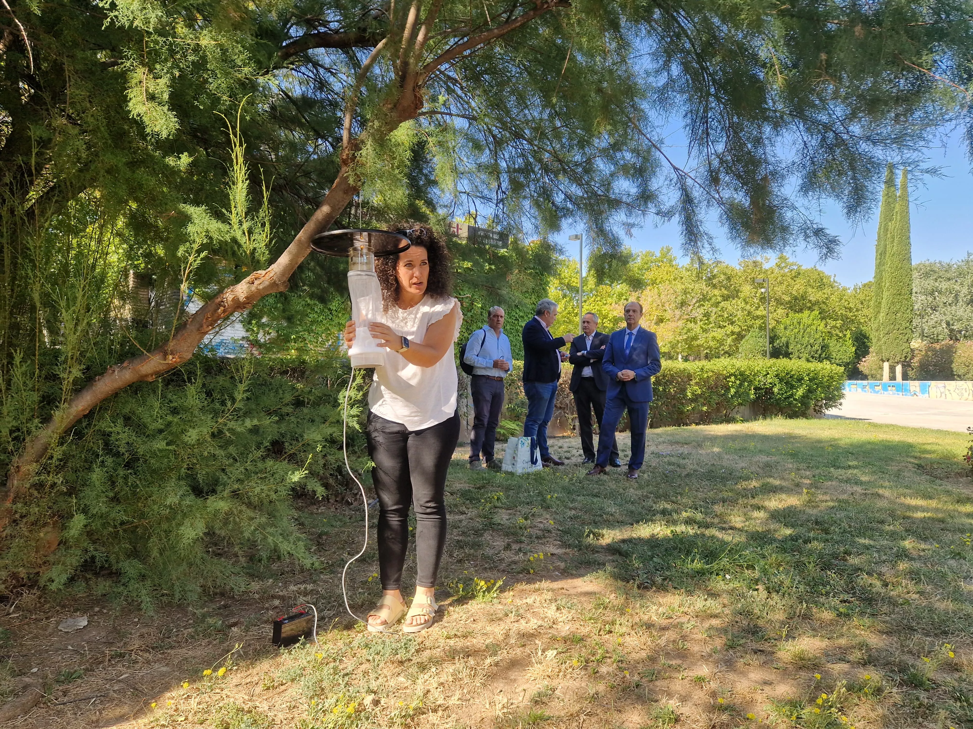 Sara Lacour explica como funciona una trampa para vectores, que se instalará en Binéfar.