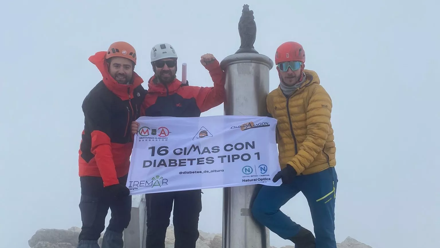 Carvajal, en el centro, en la cima del pico Aneto. 