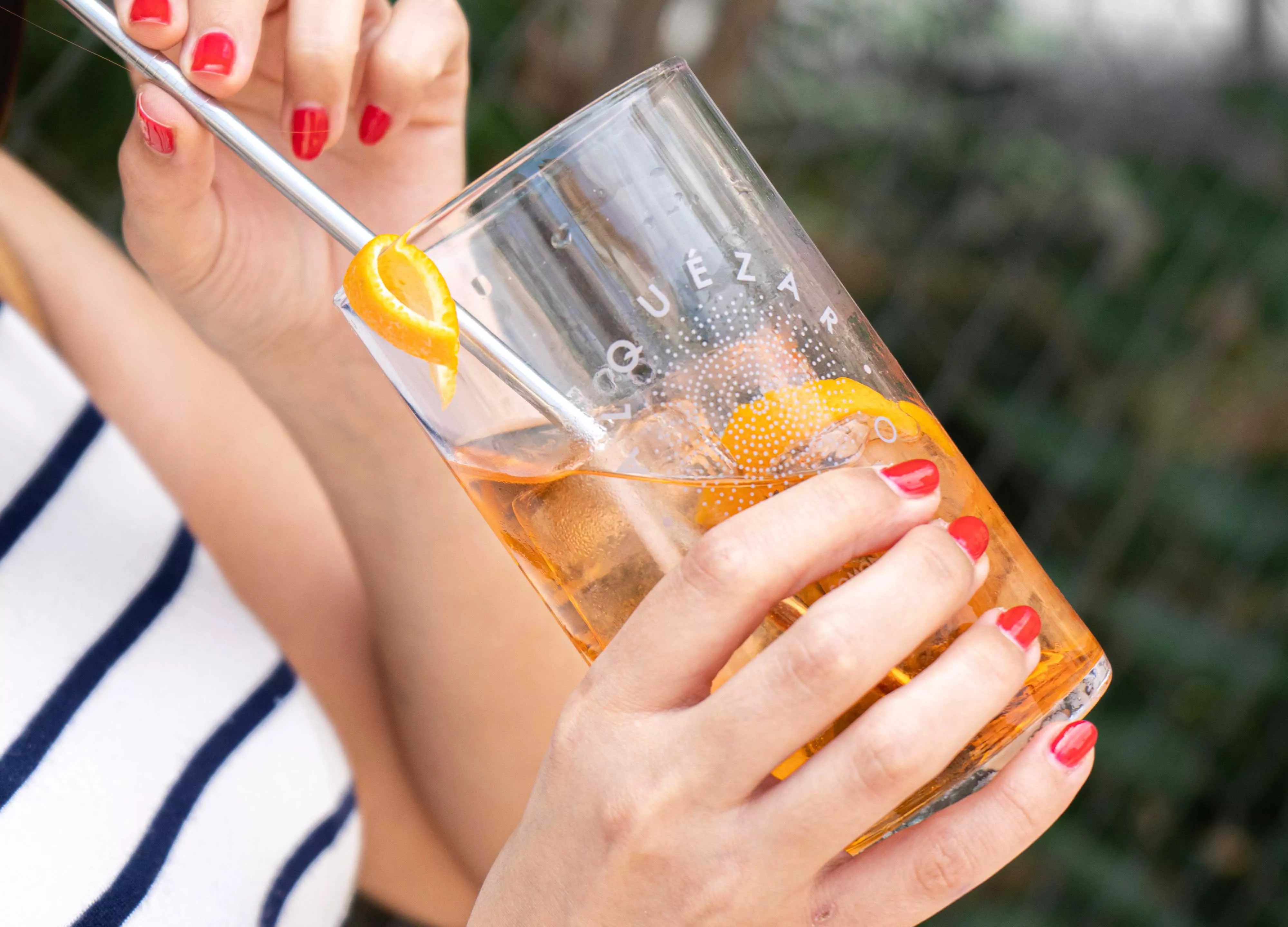 Imagen sugerente bebiendo cóctel de Alquézar