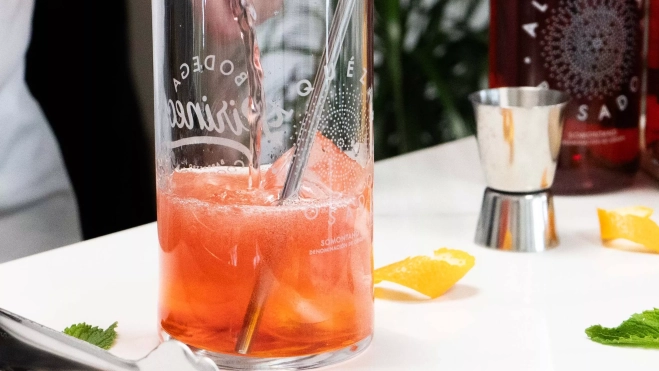 Cóctel con Alquézar rosado Cóctel con Alquézar rosado