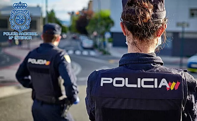 La Policía Nacional ha detenido a un hombre por presunto exhibicionismo y corrupción de menores.