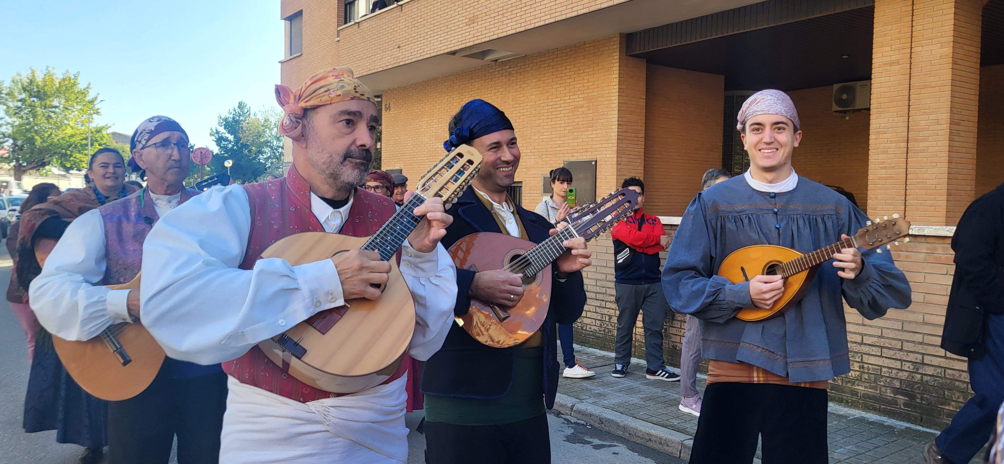 Ofrenda de flores y frutos del barrio de Santo Domingo y San Martín. Foto Myriam Martínez 
