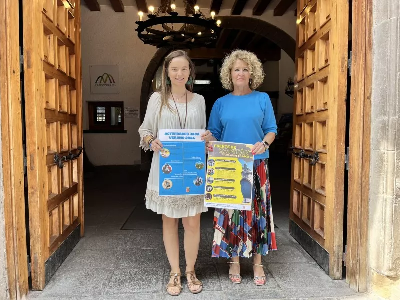 Lucía Guillén y María José Jarne han presentado las actividades en el paseo de la Constitución y el fuerte de Rapitán de Jaca.
