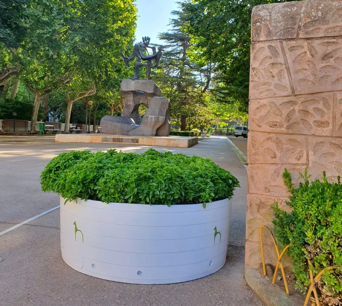Macetas de albahaca en una de las entradas al Parque Miguel Servet durante anteriores fiestas.