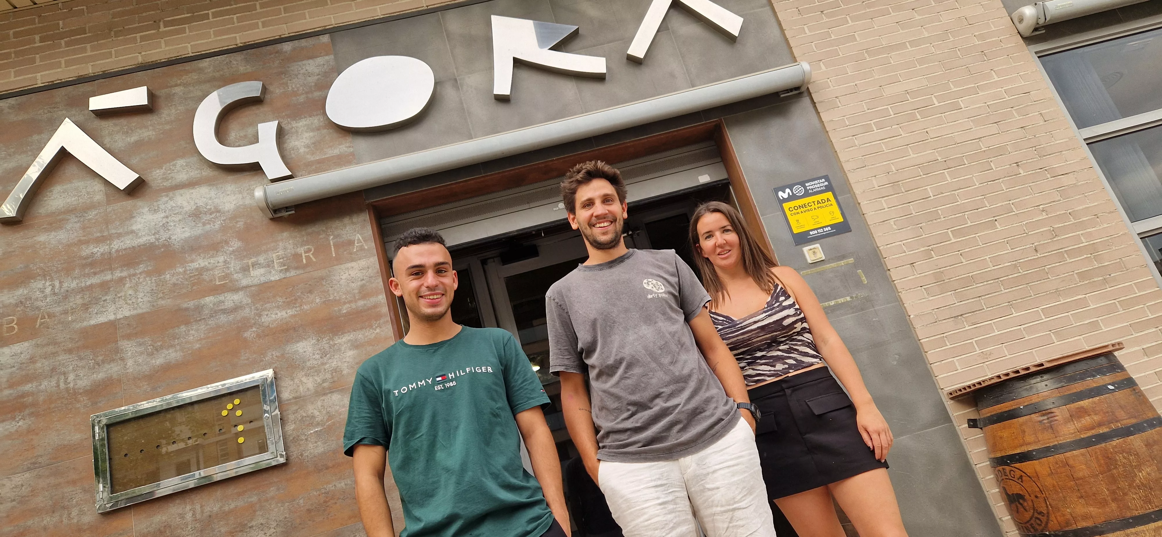 Pablo Sanpere, Octavio Montiel y Marta Bainac. Jóvenes emprendedores ofrecen una nueva aventura gastronómica en Huesca con la reapertura del bar Ágora Foto Myriam Martínez