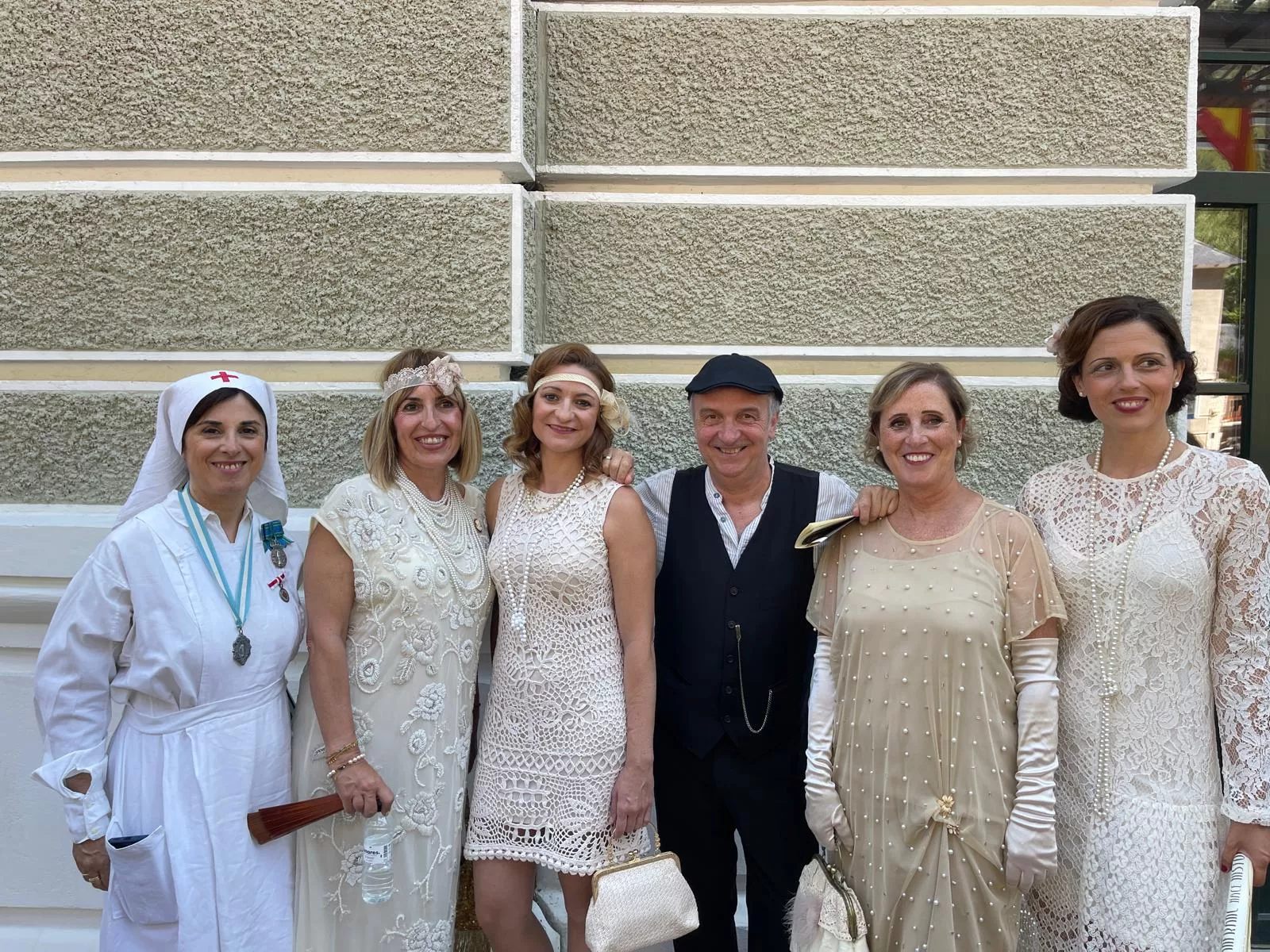 Participantes en la recreación de la inauguración de la estación internacional de Canfranc con la vestimenta de los años 20.