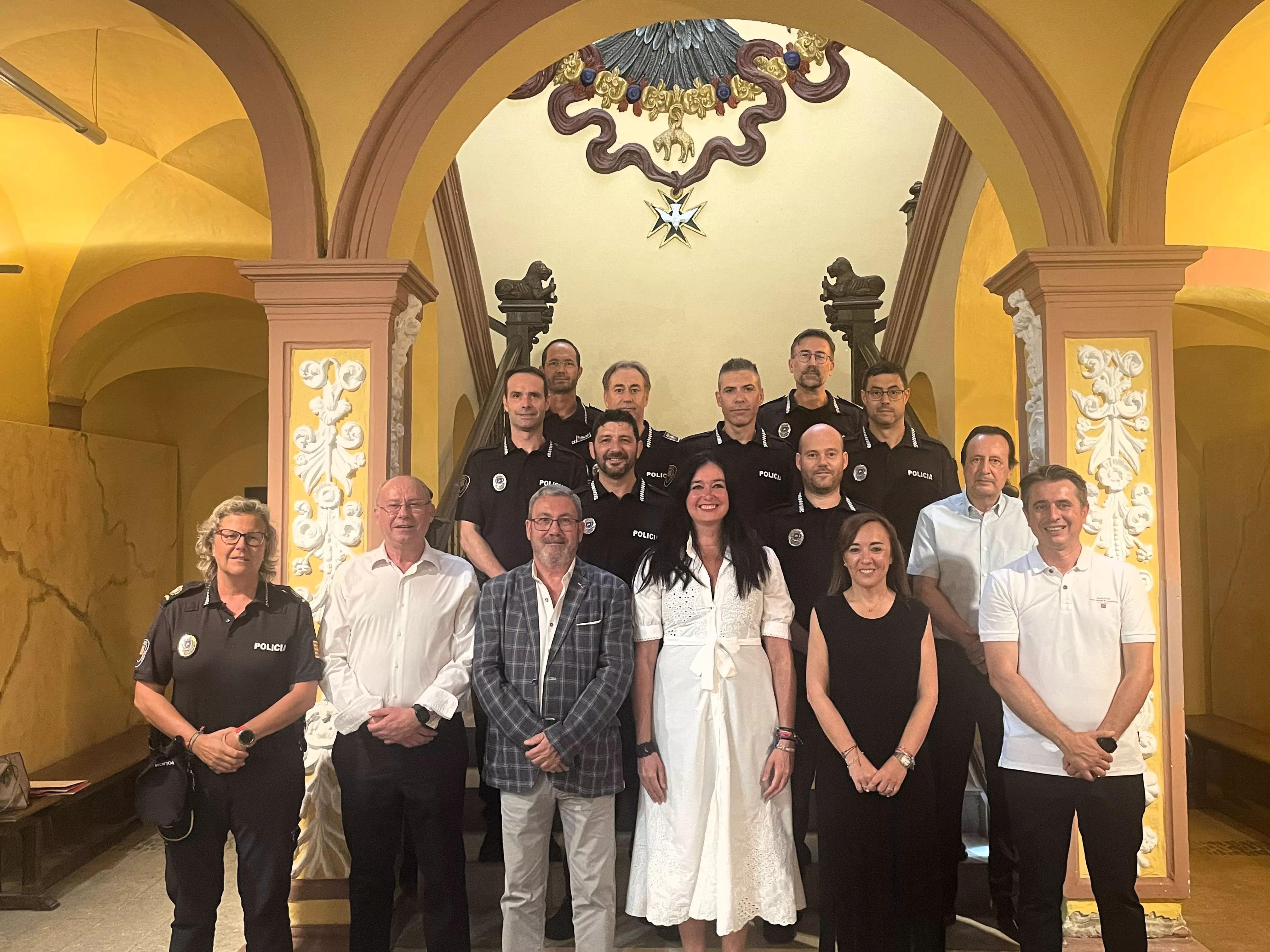 Recepción en el Ayuntamiento de Huesca a los cinco nuevos policías locales de Huesca.