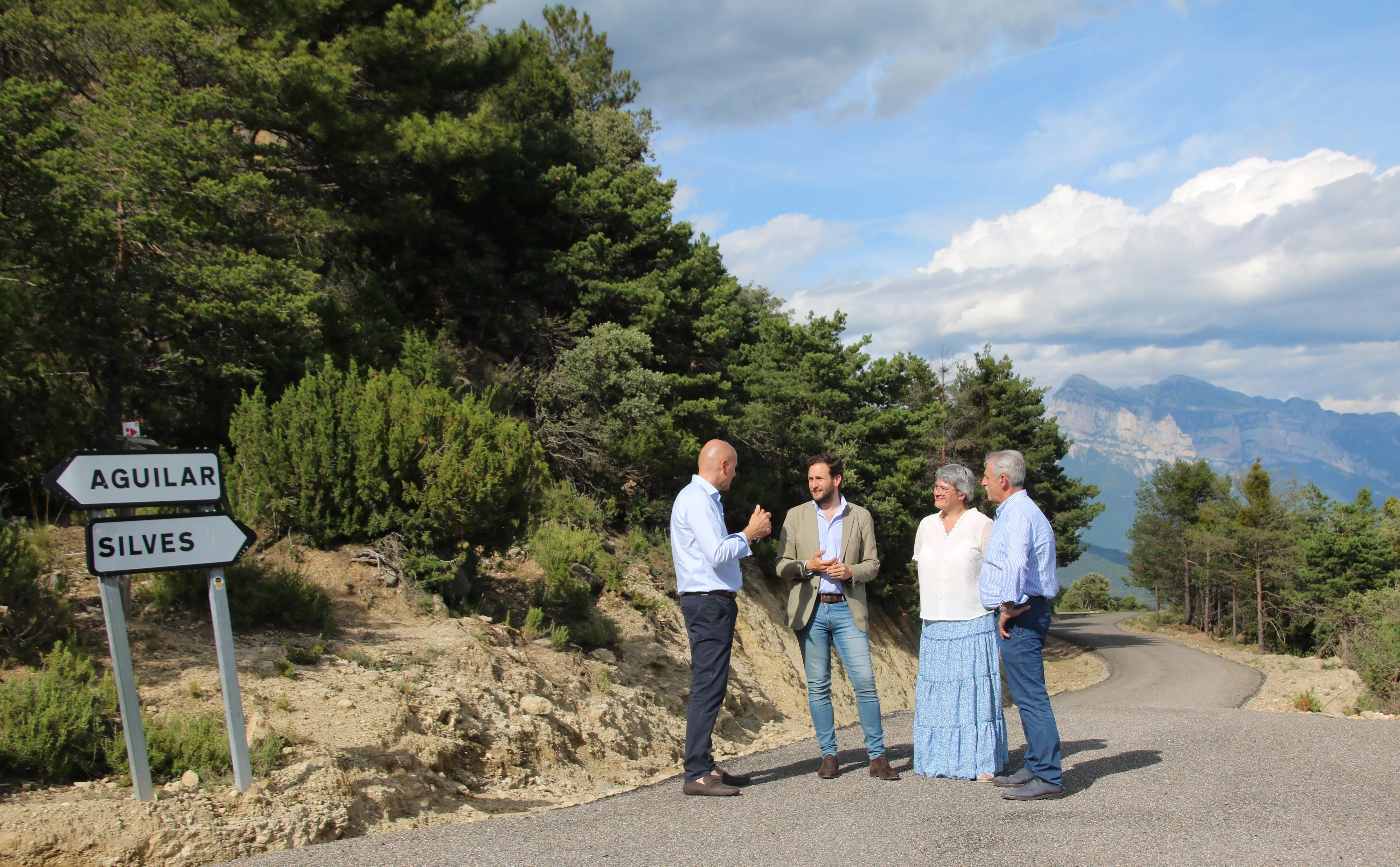 Giménez, Claver, Orús y Bescós durante la visita a la zona donde se ha actuado en los accesos a Silves y Aguilar.