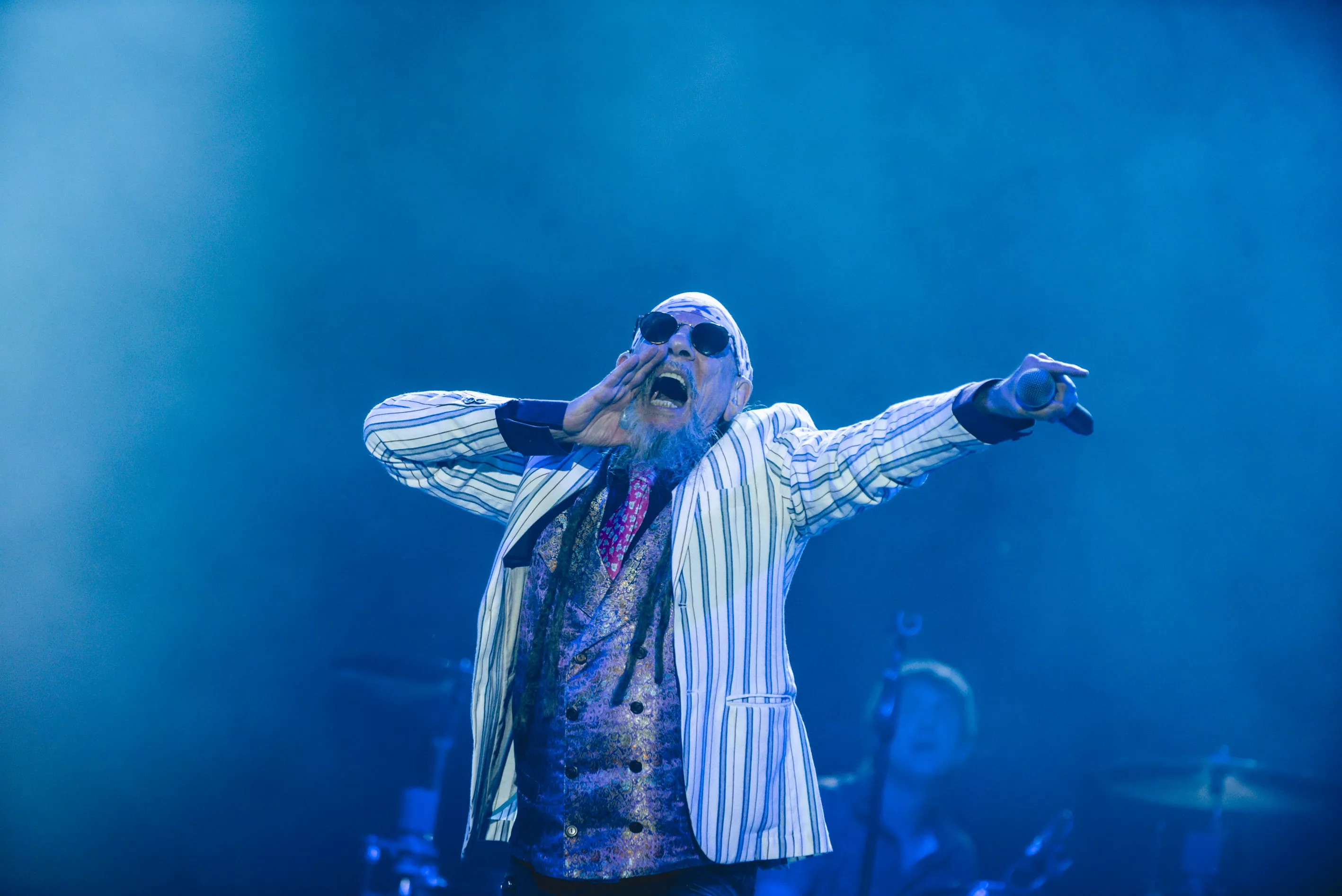 El Drogas sobre el escenario flotante de Lanuza. Foto Jaime Oriz 