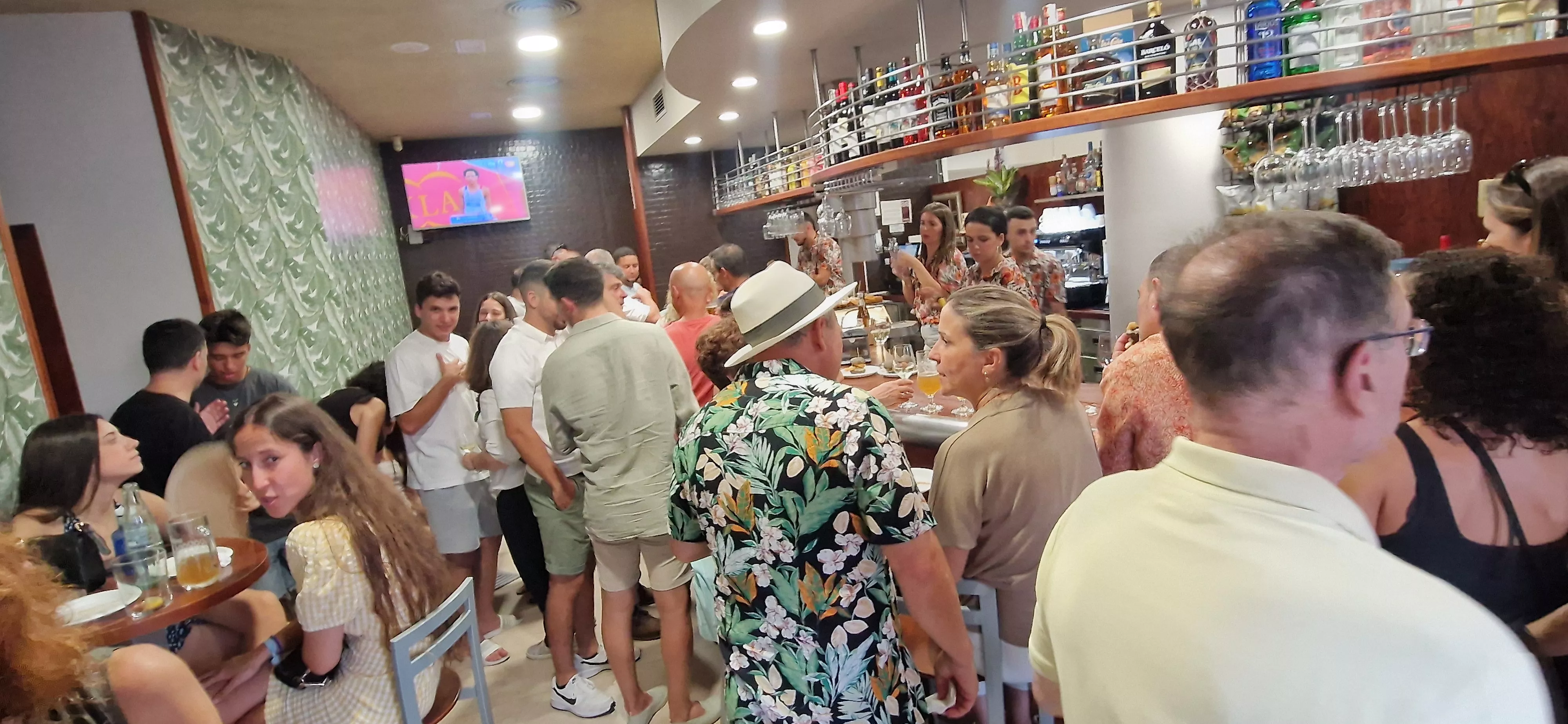 Inauguración del nuevo bar Ágora de Huesca. Foto Myriam Martínez 