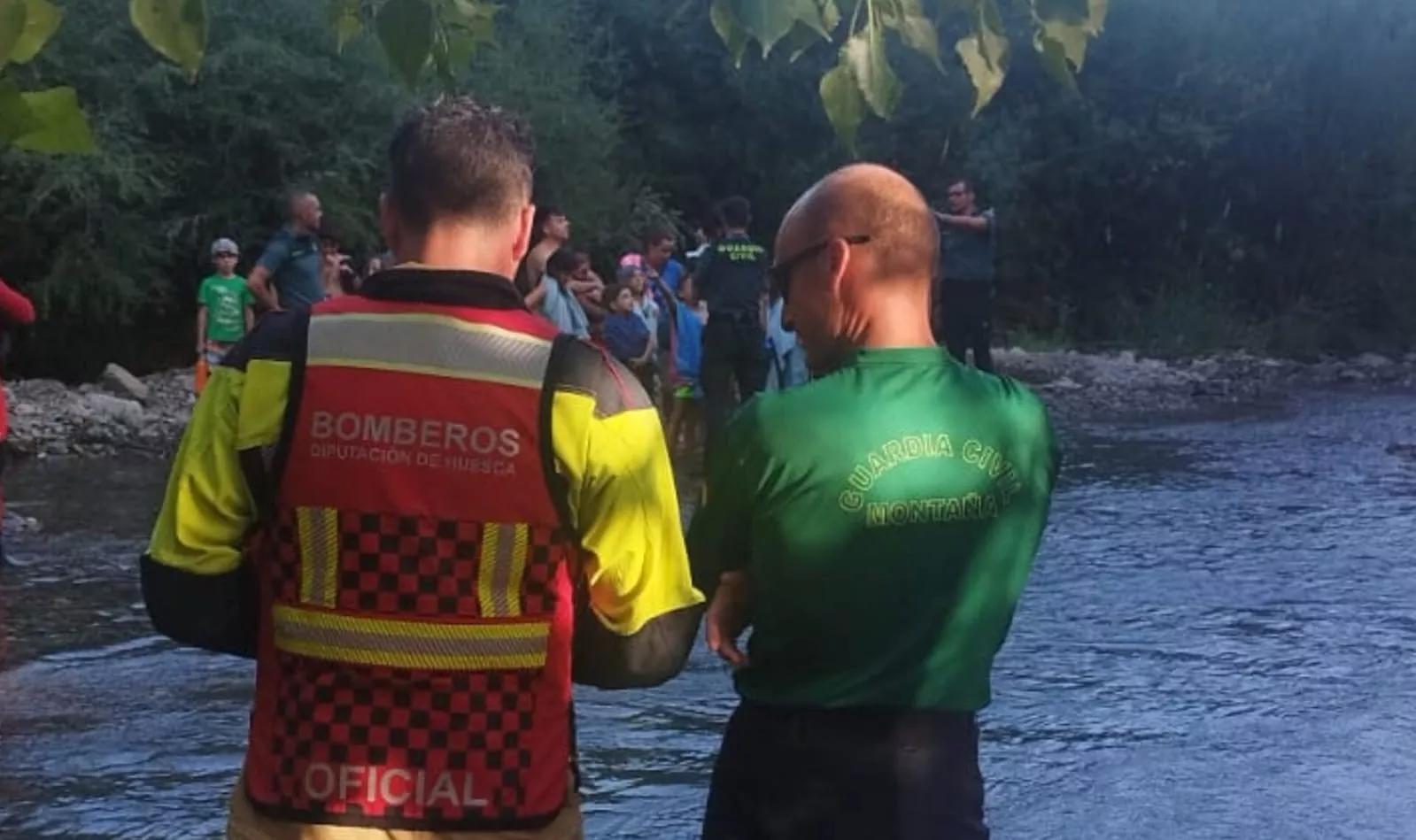 Rescatan a 23 menores y dos monitores sorprendidos por una crecida del río Gállego.