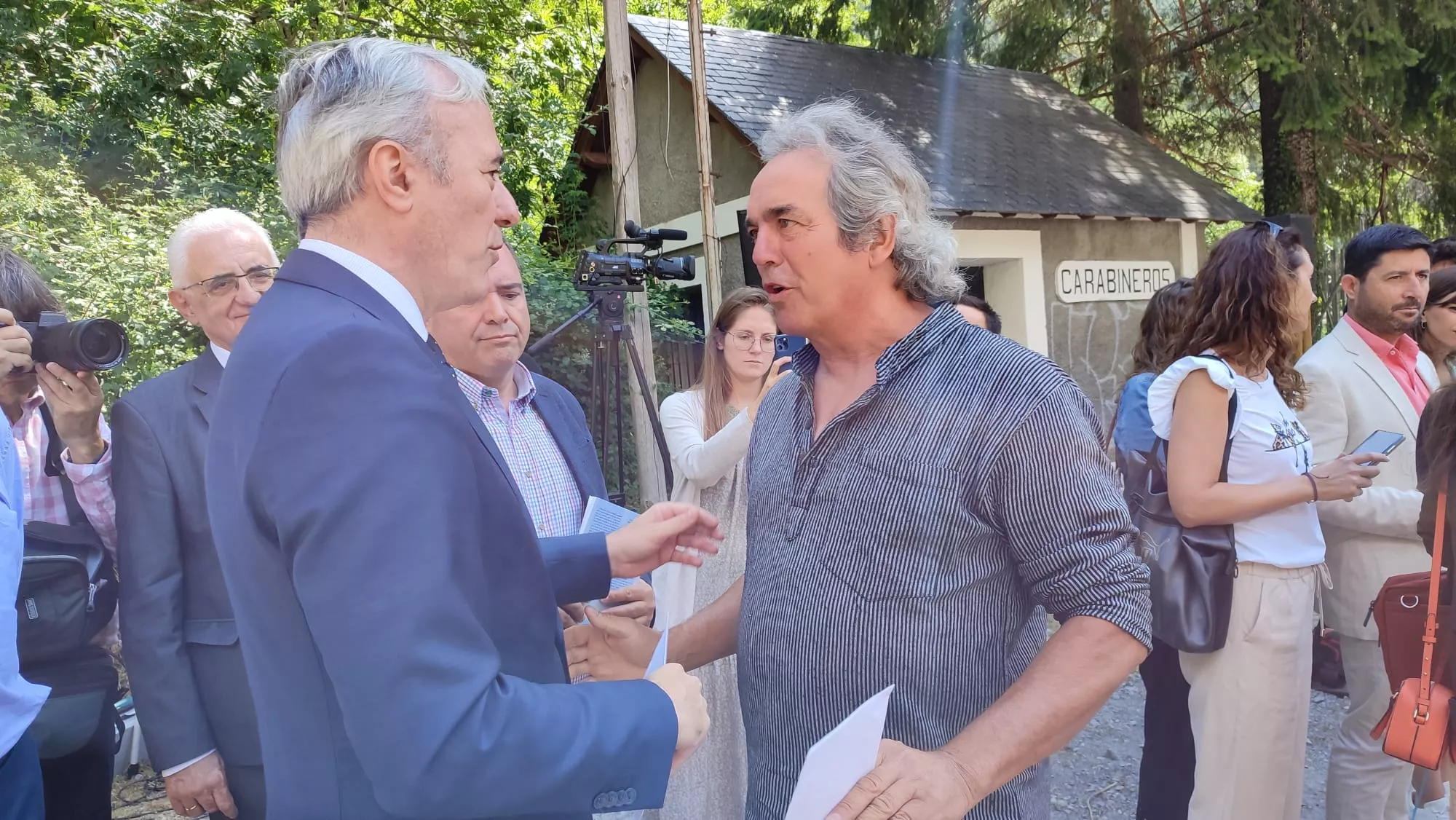 Azcón recibe la carta, durante su reciente visita a la Estación de Canfranc.