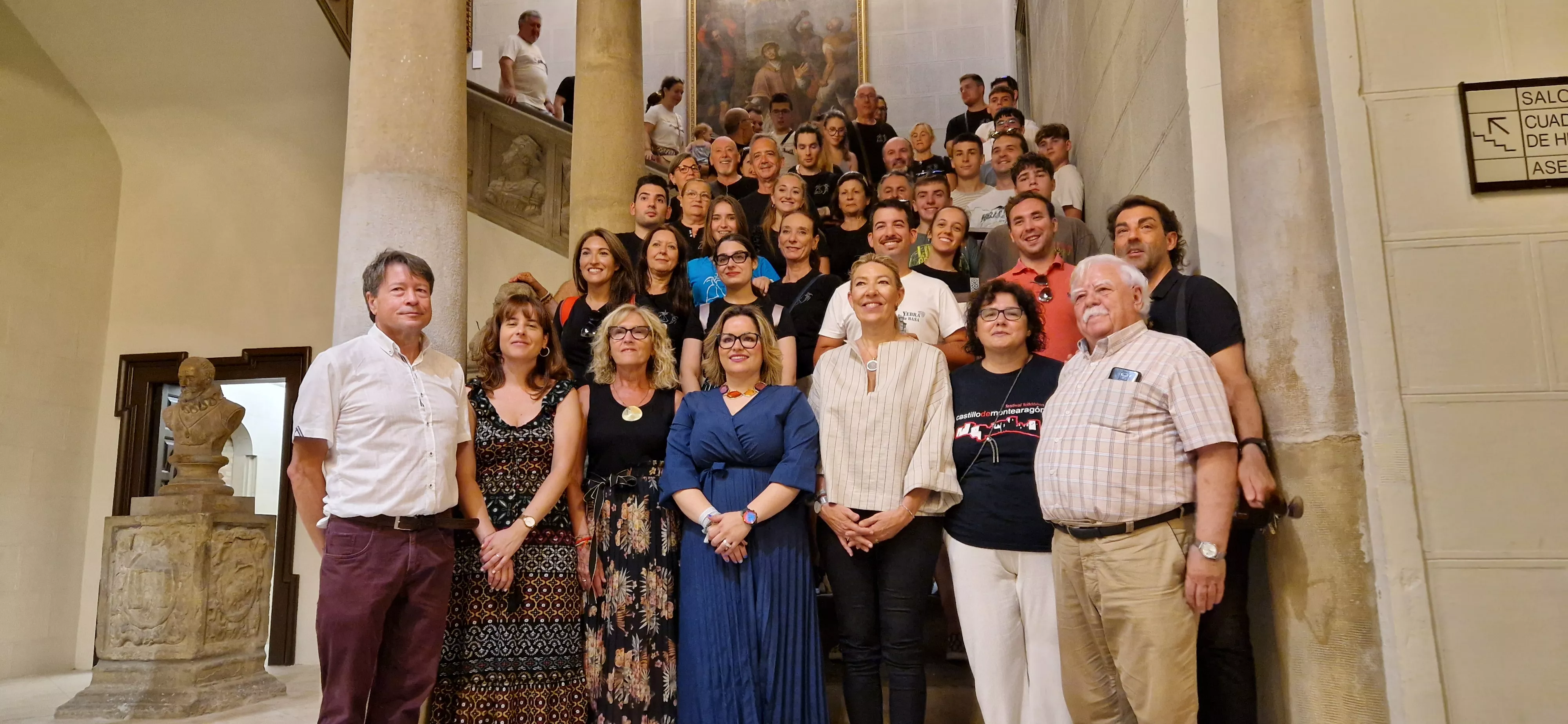 Imagen de la recepción en el Ayuntamiento de Huesca de los participantes en el festival Castillo de Montearagón. Foto Myriam Martínez