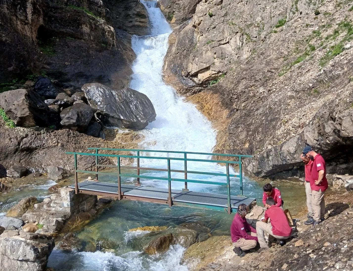 instalación de la pasarela sobre el río Cinca, en el sector de las cascadas de Pineta en el sendero Faja Tormosa.