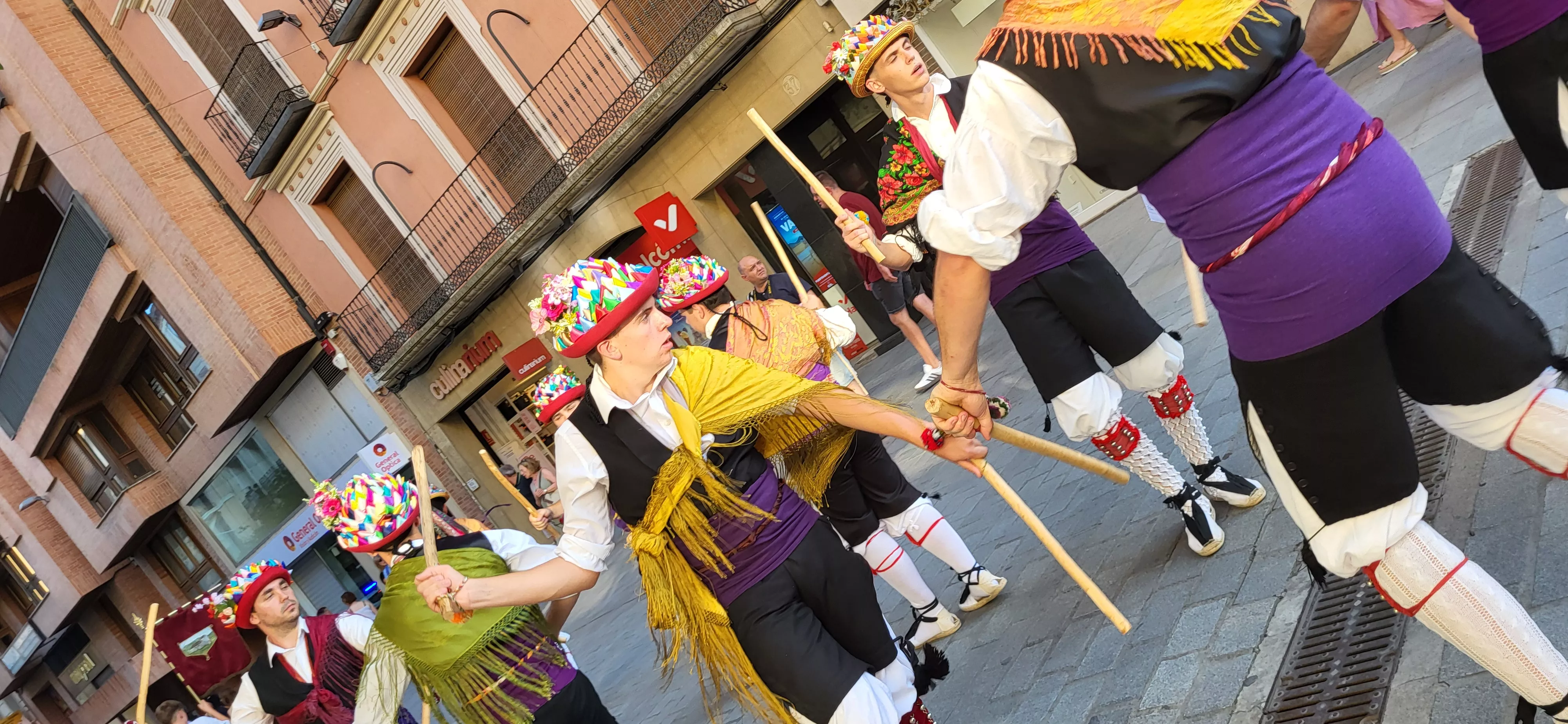 24º Festival Castillo de Montearagón: Pasacalles por el centro de Huesca. Foto Mercedes Manterola