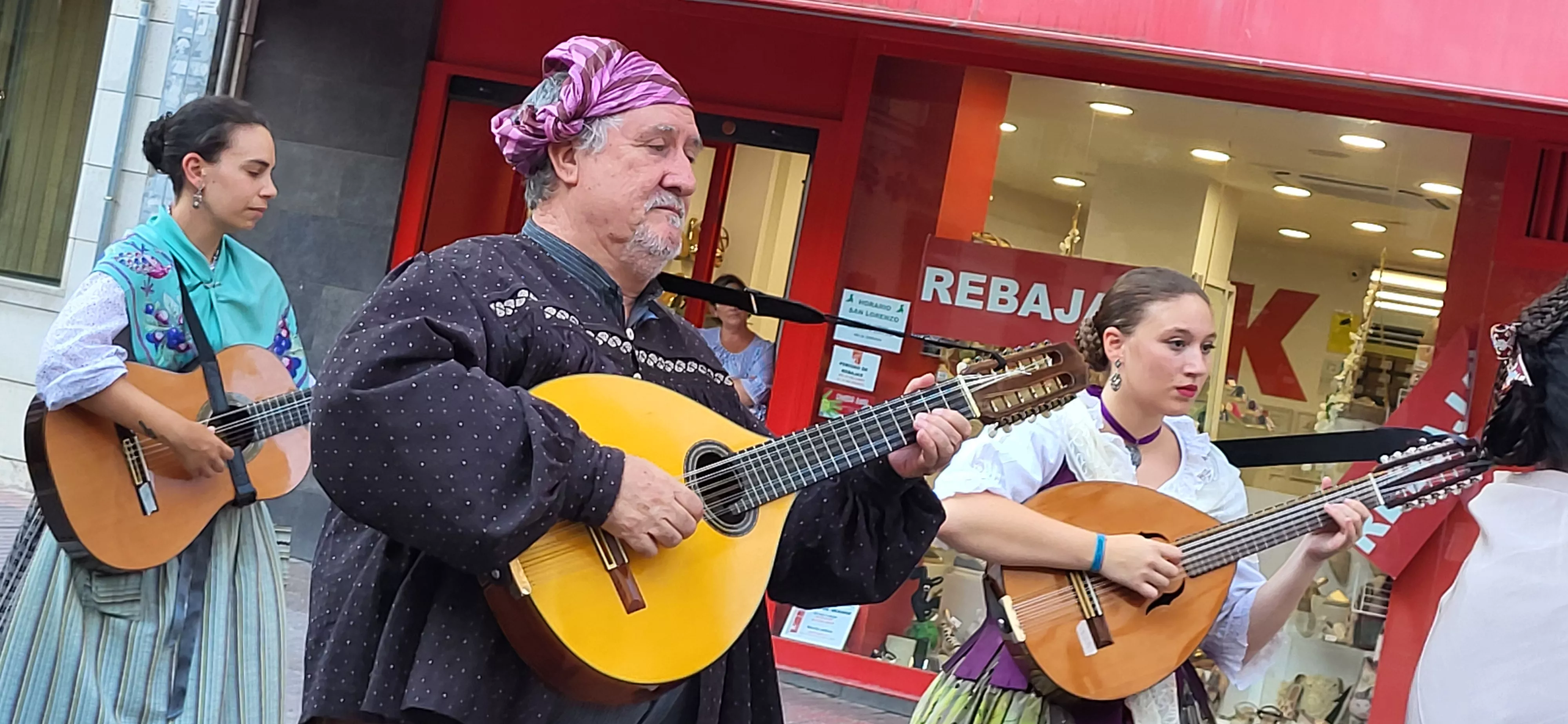 24º Festival Castillo de Montearagón: Pasacalles por el centro de Huesca. Foto Mercedes Manterola